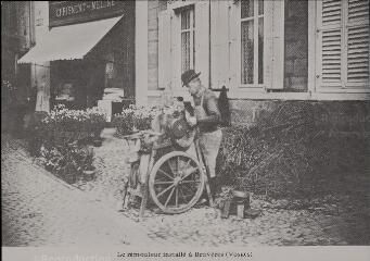 Le rémouleur installé à Bruyères (Vosges).