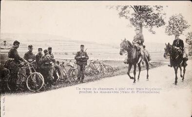 Un repos de chasseurs à pied avec leurs bicyclettes pendant les manœuvres (route de Provenchères).