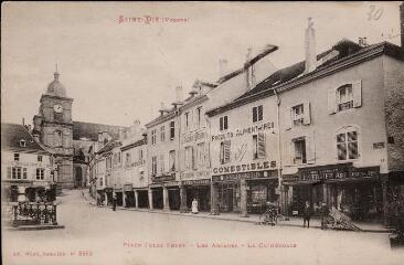 Saint-Dié (Vosges). Place Jules-Ferry - Les Arcades - La Cathédrale.