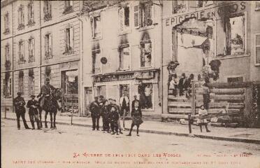 La Guerre de 1914-1915 dans les Vosges. Saint-Dié (Vosges). - Rue d'Alsace. Série de maisons incendiées par le bombardement du 27 août 1914.