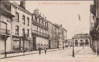 La Guerre de 1914-1915 dans les Vosges. Saint-Dié (Vosges). - Rue Gambetta - Maison incendiée par un obus le 2e jour du bombardement - 27 août.