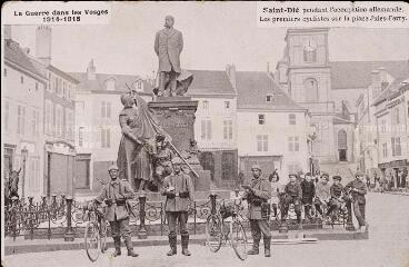 La Guerre dans les Vosges 1914-1915. Saint-Dié pendant l'occupation allemande. Les premiers cyclistes sur la place Jules-Ferry.