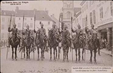 La Guerre dans les Vosges 1914-1915. Saint-Dié pendant l'occupation allemande. Les dragons sur la place Jules-Ferry.