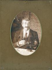 Portrait de Victor Joseph Charotte posant une âme dans un violon.