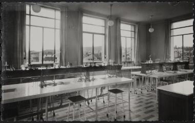 Épinal. - Lycée Claude Gelée (actuellement collège Clémenceau) : vue de la salle de travaux pratique de chimie.