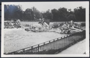 Épinal. - Bombardement de 1944 : vue prise de la place Lagarde sur le pont Sadi Carnot détruit et le passage piétonnier provisoire.