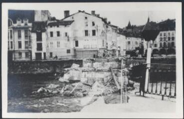 Épinal. - [Bombardement de 1944 : vue des décombres du Pont de Pierre].