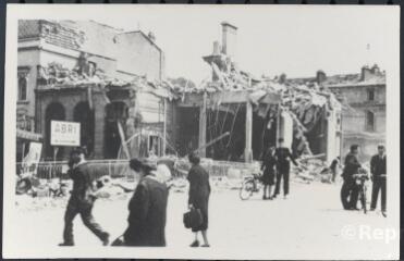 Épinal. - [Bombardement de 1944 : vue des décombres de la Société générale (place des 4 nations) ].