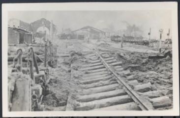 Épinal. - [Bombardement de 1944 : vue des voies de chemin de fer de la gare détruites par les bombardements].