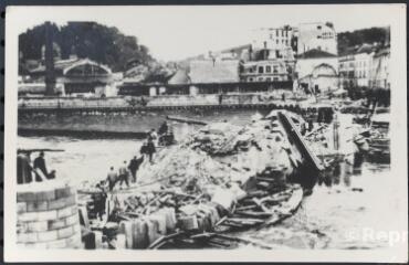 Épinal. - [Bombardement de 1944 : vue des décombres du pont Sadi Carnot et du passage piétonnier provisoire].