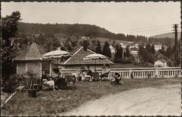 [Gérardmer]. - Hôtel du Progrès. Tél. 175. Boulevard de Colmar. Une partie du jardin de l'hôtel.