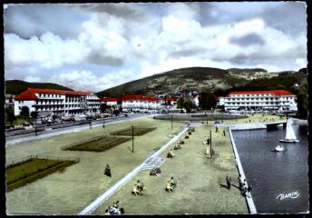 [Gérardmer]. - Station climatique. Altitude 666 m. L'esplanade et les hôtels au bord du lac.