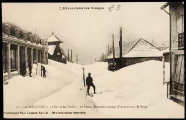 La Schlucht. - Le col et les hôtels - Le poteau frontière émerge d'un monceau de neige.