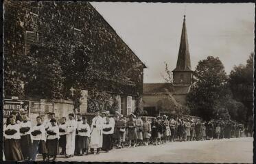 Gircourt-sur-Durbion. - [Procession religieuse. À l'arrière-plan, l'église].