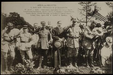 Ménil-sur-Belvitte. - 27 août 1918 - Cérémonie du 4e anniversaire. De gauche à droite : Commandant, représentant le Général Duport ; Commandant Paul Boncour, député ; Colonel, représentant le Général Blondin ; Maurice Barrès ; Général Bourquin, représentant le Général Gérard ; Colonel Para, représentant le Général de Castelnau.