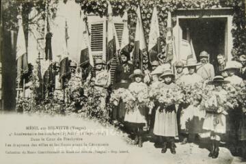 Ménil-sur-Belvitte (Vosges). - 4e anniversaire des combats (25 août - 12 septembre 1914). Dans la cour du presbytère, les drapeaux des villes et les fleurs avant la cérémonie.