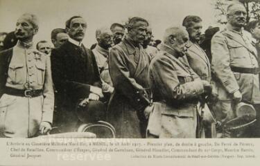 L'arrivée au cimetière militaire nord-est à Ménil, le 28 août 1917. - Premier plan, de droite à gauche, De Ferré de Péroux, Chef de bataillon. Commandant d'Étapes, Général de Castelnau, Général Blondot, commandant du 20e Corps, Maurice Barrès, Général Jacquet.