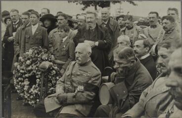 Ménil-sur-Belvitte. - Cérémonie au cimetière militaire (28 août 1917) : vue des personnalités officielles invitées assises pendant la messe.