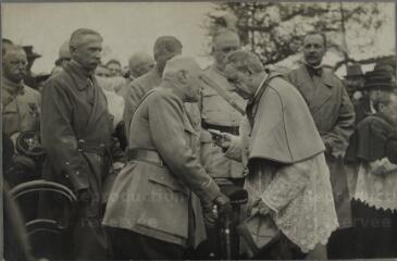 Ménil-sur-Belvitte. - Cérémonie au cimetière militaire (28 août 1917) : vue du général de Castelnau discutant avec l'évêque de Saint-Dié.