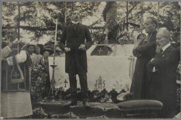 Ménil-sur-Belvitte. - Cérémonie au cimetière militaire (28 août 1917) : vue de Maurice Barrès prononçant un discours devant l'autel dressé pour la cérémonie.