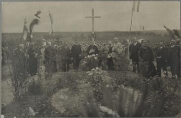 Ménil-sur-Belvitte. - Cérémonie au cimetière militaire (28 août 1917) : vue des personnalités officielles se recueillant sur les tombes du cimetière provisoire.