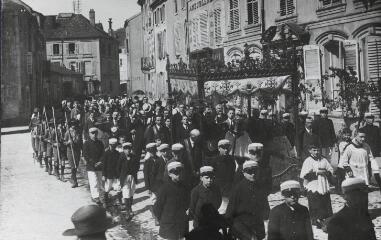 Remiremont. - Procession de la Fête-Dieu : vue du dais en procession dans la rue des Prêtres.