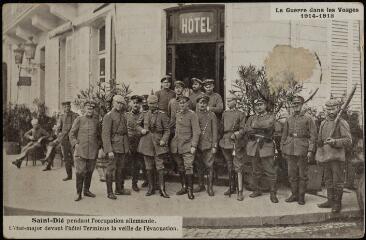 Saint-Dié pendant l'occupation allemande. L'état-major devant l'hôtel "Terminus" la veille de l'évacuation.