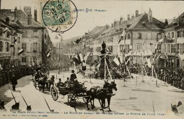 [Saint-Dié]. - La place Jules-Ferry pavoisée. Le ministre passant en voiture devant la statue de Jules Ferry.