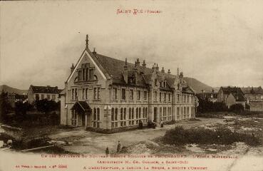 [Saint-Dié]. - Un des bâtiments du nouveau groupe scolaire de Foucharupt. L'école maternelle (architecte M. Cariage, à Saint-Dié). L'arrière-plan, à gauche la Burre, à droite l'Ormont.