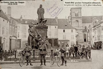 Saint-Dié pendant l'occupation allemande. Les premiers cyclistes sur la place Jules-Ferry.