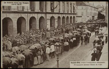 Saint-Dié avant l'occupation allemande. Prisonniers devant l'Hôtel de ville.