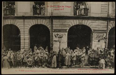 Saint-Dié avant l'occupation allemande - Prisonniers allemands devant l'Hôtel de ville le 15 août 1914.