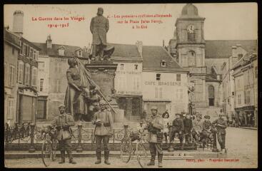 [Saint-Dié]. - Les premiers cyclistes allemands sur la place Jules Ferry.