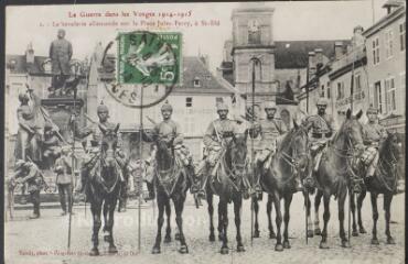 La cavalerie allemande sur la place Jules Ferry, à Saint-Dié.