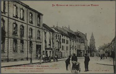 Saint-Dié (Vosges). - Rue d'Alsace. Maisons incendiées par les obus allemands, le 27 août 1914, pendant le bombardement.