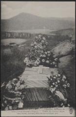 Saint-Jean-d'Ormont. - Campagne de 1914-1915 : vue de la tombe fleurie du colonel Dayet dans le cimetière militaire établi dans la commune.