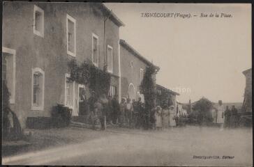 Tignécourt. - Vue de villageois posant devant le café de la place.