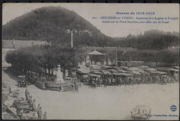 Guerre de 1914-1915. Bruyères-en-Vosges. - Ambulanciers anglais et français réunis sur la place Stanislas pour aller sur le front.