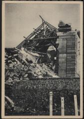 Anould. - Vue des décombres de l'église après les combats de 1944. Au premier plan, la tombe provisoire de soldats allemands.