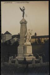 Charmois-L'Orgueilleux. - [Vue du monument aux morts de la Première guerre mondiale. Deux statues l'ornent : "Poilu mourant en défendant le drapeau" et "Victoire"].