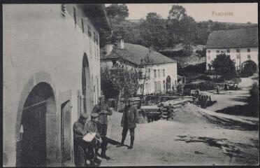Frapelle. - [Vue de soldats allemands en cantonnement dans la commune. À l'arrière-plan, l'entrée d'un abri souterrain].