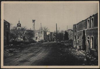 Gerbépal. - Rue principale détruite par les combats de la Seconde Guerre mondiale. À l'arrière-plan, l'église intacte].