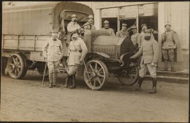 Granges-sur-Vologne. - [Camion militaire et groupe de poilus pendant la Première Guerre mondiale].