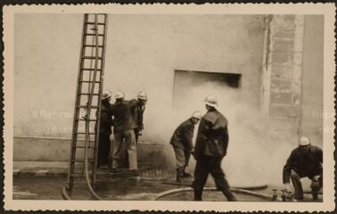 Granges-sur-Vologne. - [Vue des pompiers avec les pompes à incendie sur le site de l'usine textile Walter Seitz après l'incendie].