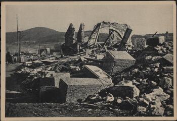 Saint-Léonard. - Vue du village en ruine après les combats de la Seconde Guerre mondiale.