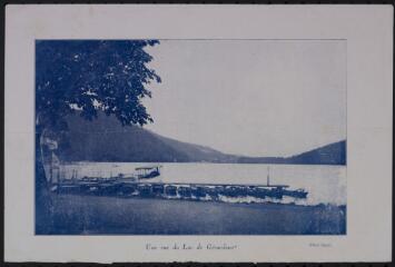 Une vue du lac de Gérardmer. Au premier plan, l'embarcadère et les barques.