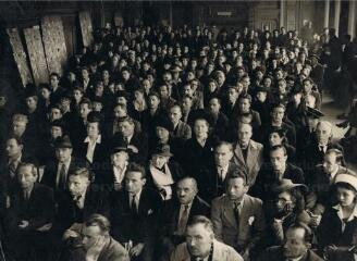 6 photographies de réunions d’anciens déportés de Neuengamme [1946], photographie annotée d’une réunion de camarades de déportation d’Henri Absalon (5 mai 1946).