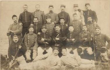 Photographie de groupe des musiciens du 20e bataillon de chasseurs.
