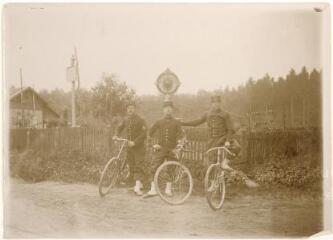 Musiciens du 20e bataillon de chasseurs posant, à vélo, devant une borne frontière avec le Reich allemand. Le caporal Henri Thieriot est au centre.