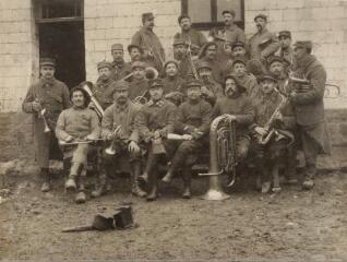 Photographie de groupe de la fanfare du 60e bataillon de chasseurs.